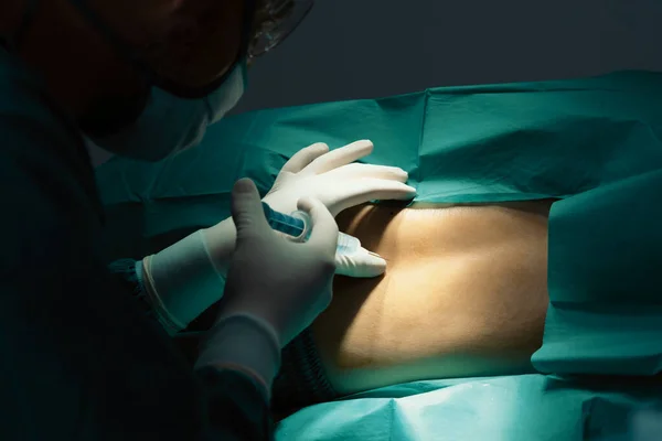 의사는 실에서 현대적 장비를 수술을 주사기로 마취를 환자에게 주사한다 전문적 — 스톡 사진