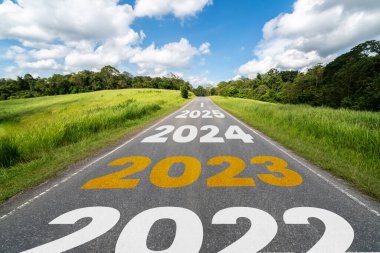2023 yılbaşı seyahati ve gelecek vizyon konsepti. 2023 'ün başında, yeni ve başarılı bir başlangıç için mutlu bir yeni yıl kutlamasına götüren doğa manzarası. .