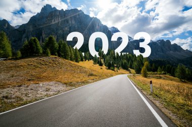 2023 yılbaşı seyahati ve gelecek vizyon konsepti. 2023 'ün başında, yeni ve başarılı bir başlangıç için mutlu bir yeni yıl kutlamasına götüren doğa manzarası. .