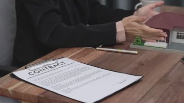 Kapanış hevesli emlak ajansı müşteriye bir ev için bilgi ve satın alma anlaşması sunarken, emlakçı tarafından tavsiye edilirken, ev kredisi için müşteri gözden geçirme sözleşmesi belgeleri.
