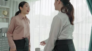 Ofiste başarılı bir iş anlaşması yaptıktan sonra hevesli bir iş kadını tokalaşması. Şirket avukatı ve temsilcisi ile müşteri tokalaşması.