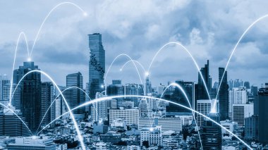 Şehir üzerinde bağlantı ağı karşılıklılığına sahip akıllı dijital şehir. Şehirdeki insanları birbirine bağlayan gelecek akıllı kablosuz dijital şehir ve sosyal medya ağı kavramı .