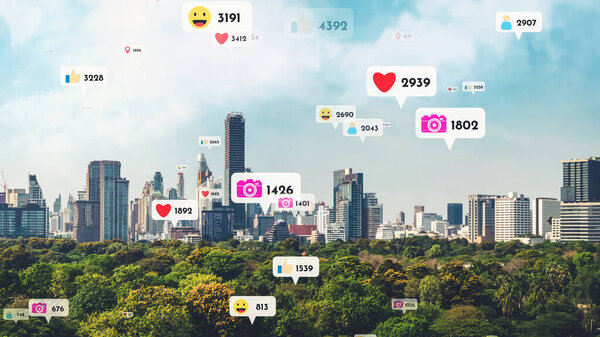 Иконки социальных сетей летают над центром города, показывая людям взаимосвязь через платформу приложений социальных сетей. Концепция маркетинговой стратегии онлайн-сообщества и социальных медиа .