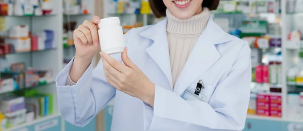 Closeup Jovem Farmacêutico Afável Mostrar Medicamento Qualificado Produto Mockup Garrafa — Fotografia de Stock