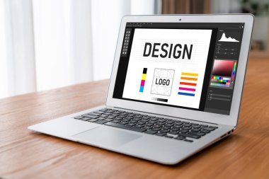 Web sayfasının modern tasarımı ve bilgisayar ekranında gösterilen ticari reklamlar için grafiksel tasarımcı yazılımı