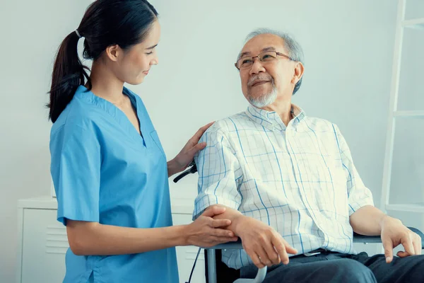 Щаслива Позитивна Азіатська Медсестра Дає Підтримку Зворушливий Задоволений Старший Чоловік — стокове фото