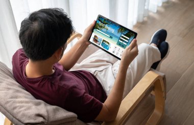 Çevrimiçi otel konaklama rezervasyon sitesi mod rezervasyon sistemi sağlar. Seyahat teknolojisi kavramı .