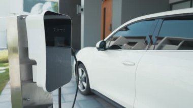 Ev şarj istasyonu EV otomobiller için çevre dostu sürdürülebilir bir güç kaynağı sağlıyor. Elektrikli araçlar için gelecekteki yeşil enerji depolama konsepti.