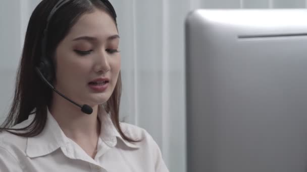 Aziatische Klantenservice Operator Dragen Van Headset Microfoon Werken Aan Haar — Stockvideo