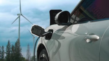 Elektrik şarj eden batarya enerjisi doğrudan elektrik jeneratörü, yel değirmeni ve rüzgar türbini çiftliği tarafından sağlanıyor. Temiz enerji konseptiyle çalışan yenilikçi EV araba.