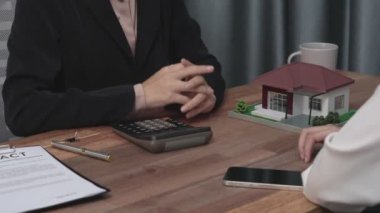Kapanış hevesli emlak ajansı müşteriye bir ev için bilgi ve satın alma anlaşması sunarken, emlakçı tarafından tavsiye edilirken, ev kredisi için müşteri gözden geçirme sözleşmesi belgeleri.