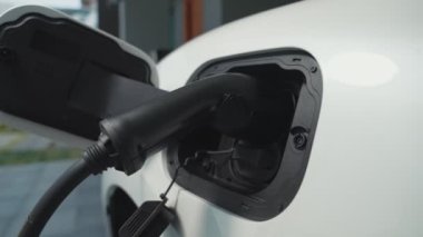 Ev şarj istasyonu, elektronik araç için sürdürülebilir, yenilenebilir enerji kaynağı, modern modern yaşam tarzı için evdeki EV arabaları sağlıyor. Çevre dostu melez elektro ve petrol aracı bataryası.