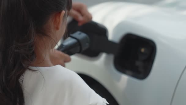 逐步父女安装插头从家庭收费站电动汽车 采用可再生能源驱动的电动汽车的未来环保汽车 — 图库视频影像