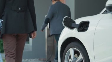 Elektrikli araç şarj istasyonu olan, sağlıklı ve temiz bir çevreyi teşvik eden yenilikçi bir aile kavramı. Sürdürülebilir, temiz enerji teknolojisiyle çalışan elektrikli araç..