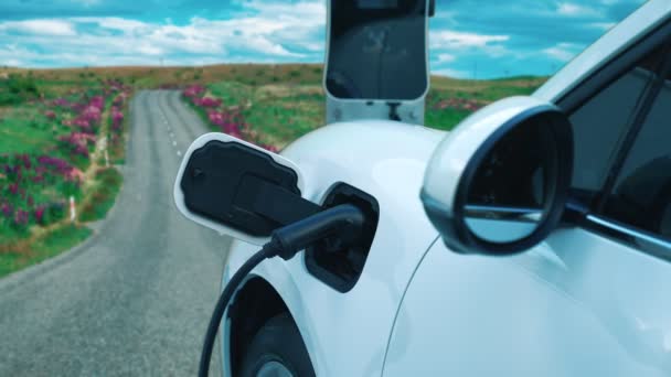 Postępowa Koncepcja Świadomości Ekologicznej Samochodów Elektrycznych Stacji Ładowania Wzgórzu Samochód — Wideo stockowe