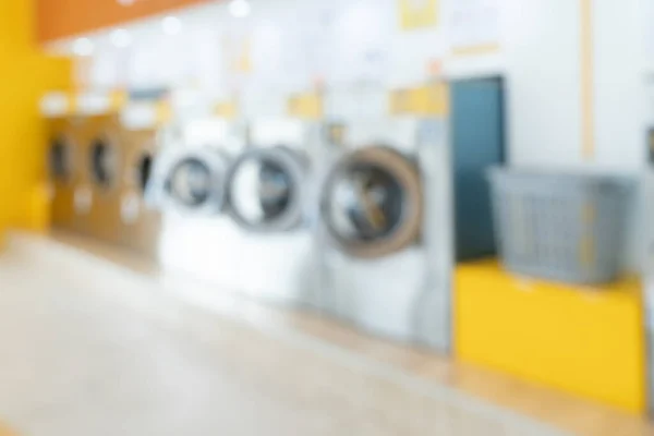 Halka Açık Bir Dükkanda Para Ile Çalışan Kaliteli Çamaşır Makinelerinin — Stok fotoğraf
