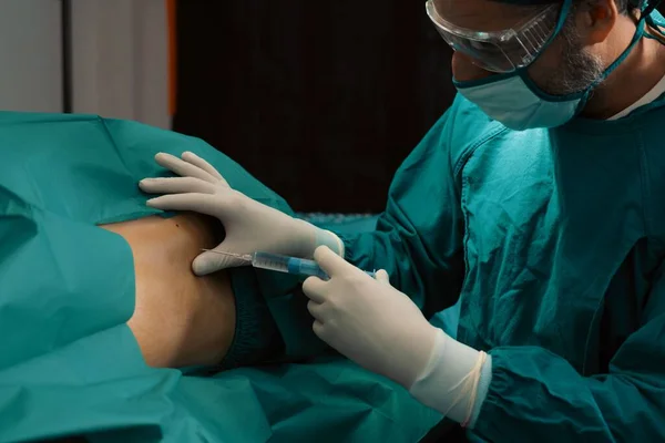 Kirurg Injicera Anestesi Med Spruta Patienten Innan Utför Operation Steril — Stockfoto
