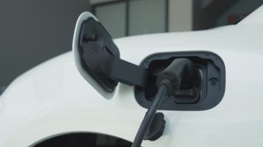 Ev şarj istasyonu, elektronik araç için sürdürülebilir, yenilenebilir enerji kaynağı, modern modern yaşam tarzı için evdeki EV arabaları sağlıyor. Çevre dostu melez elektro ve petrol aracı bataryası.