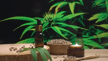 Doğal cilt bakım ürünü. Esrar laboratuarında üretiliyor. CBD yağı, kenevir tohumu ve kenevir bitkisi bahçeli masada nemlendirici krema kavanozu ürünü. Kopyalama alanı