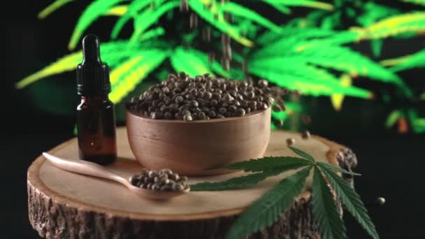 Cannabis Zaden Vallen Stuiteren Een Hoop Marihuana Zaad Kom Tafel — Stockvideo
