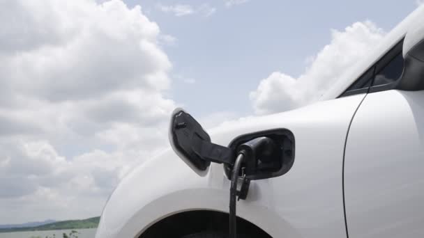 Progressivt Koncept För Elfordon Bil Tillsammans Med Laddstation Naturlig Bakgrund — Stockvideo