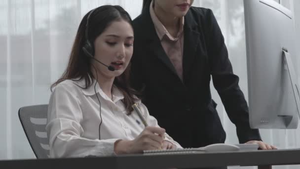 Lelkes Ázsiai Női Menedzser Aki Megtanítja Alkalmazottat Hogyan Legyen Produktív — Stock videók