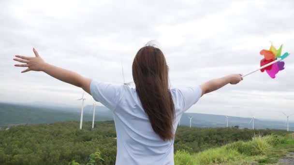 Koncepcja Progresywnej Szczęśliwej Kobiety Cieszącej Się Życiem Farmie Turbin Wiatrowych — Wideo stockowe