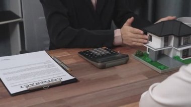 Kapanış hevesli emlak ajansı müşteriye bir ev için bilgi ve satın alma anlaşması sunarken, emlakçı tarafından tavsiye edilirken, ev kredisi için müşteri gözden geçirme sözleşmesi belgeleri.