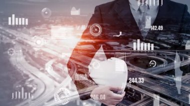 Gelecekteki bina inşaatı ve HUD hologram grafik tasarımı ile yaratıcı mühendislik projesi konsepti. İnşaat mühendisi, mimar ya da inşaat işçisi modern sivil teknoloji ile çalışıyor..