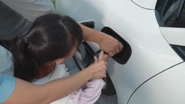 Progressieve Ouders Met Elektrische Auto Thuis Oplaadstation Gelukkige Familie Met — Stockvideo