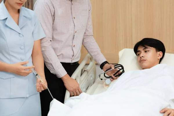 의사와 간호사가 병원의 환자를 치료하기 주사하고 주사를 튜브에 넣는다 환자는 — 스톡 사진