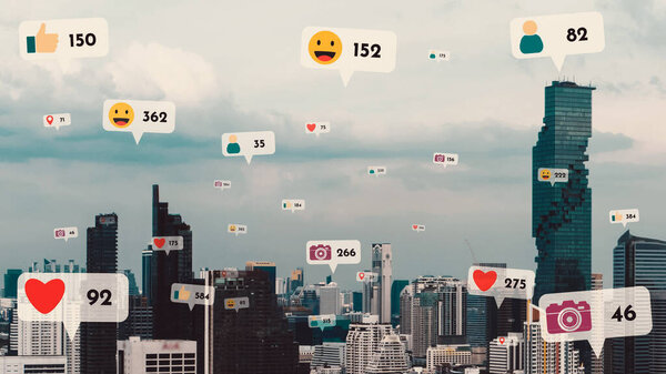 Иконки социальных сетей летают над центром города, показывая людям взаимосвязь через платформу приложений социальных сетей. Концепция маркетинговой стратегии онлайн-сообщества и социальных медиа .