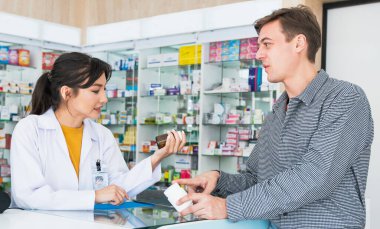 Profesyonel eczacı, nitelikli tıbbi ürünün mülkiyetini eczanedeki müşteriye, eczacıya, müşterinin sağlık soruşturmasına, tıbbi hizmetlere ve konsültasyona cevap verecek kişiye tavsiye veya açıklar..