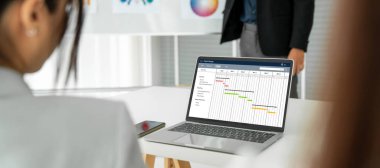 Ekip projesinin zaman çizelgesini gösteren bilgisayar ekranında, modern iş projesi yönetimi için proje planlama yazılımı