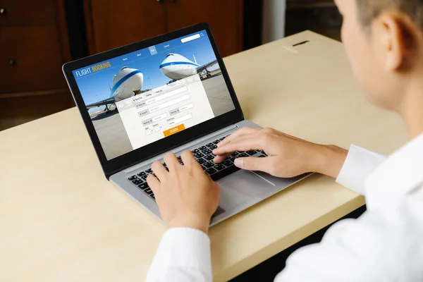 Situs Web Pemesanan Penerbangan Online Menyediakan Sistem Pemesanan Modish Konsep — Stok Foto