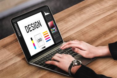 Web sayfasının modern tasarımı ve bilgisayar ekranında gösterilen ticari reklamlar için grafiksel tasarımcı yazılımı