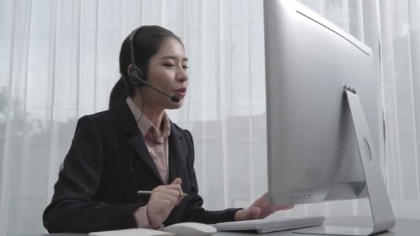 Asiatisk Kundebehandler Med Hodetelefoner Mikrofon Entusiastisk Kvinnelig Ansatt Leverer Kundeservice – stockvideo