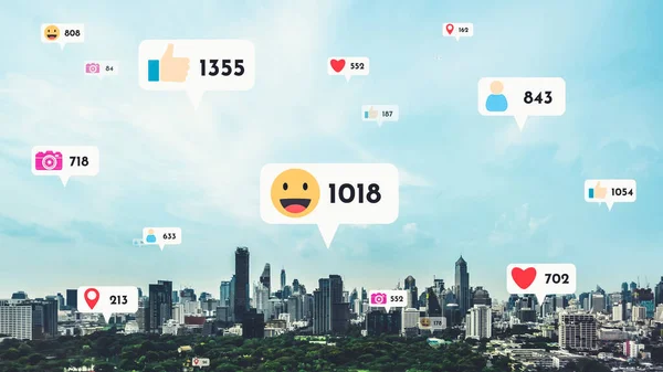 社交媒体图标在市中心上空飞驰 通过社交网络应用平台向人们展示互惠互利的关系 在线社区和社交媒体营销战略的概念 — 图库照片