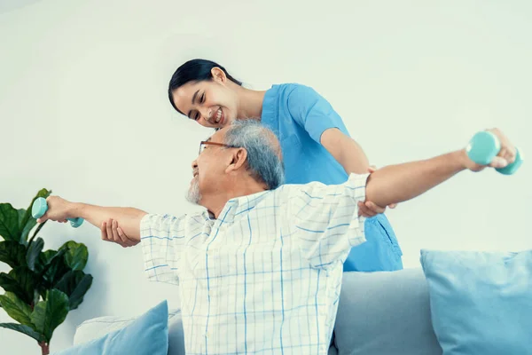Задержанный Пожилой Пациент Проводит Физиотерапию Помощью Своего Сиделки Старшая Физиотерапия — стоковое фото