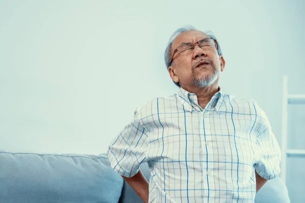 Agonizing Senior Man Need Assistance While Sitting His Sofa Home — Zdjęcie stockowe