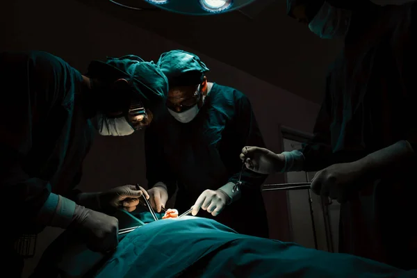 Steril Ameliyathanedeki Hastaya Ameliyat Yapan Cerrahi Ekip Bir Lambanın Yaktığı — Stok fotoğraf