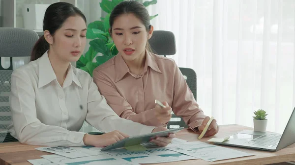 Two Young Enthusiastic Businesswoman Working Together Office Workspace Young Colleagues — Stock Photo, Image