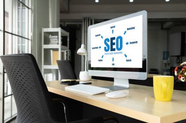 Model e-ticaret için SEO arama motoru optimizasyonu ve bilgisayar ekranında gösterilen çevrimiçi perakende işi