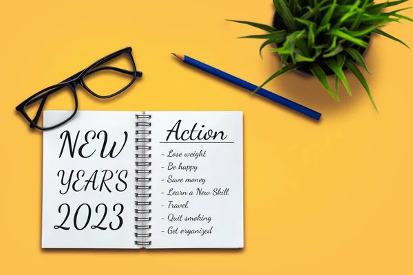2023 Щасливий Список Цілей Новорічної Резолюції Налаштування Планів Стіл Ділового — стокове фото