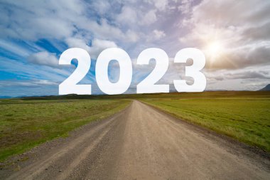 2023 yılbaşı seyahati ve gelecek vizyon konsepti. 2023 'ün başında, yeni ve başarılı bir başlangıç için mutlu bir yeni yıl kutlamasına götüren doğa manzarası. .