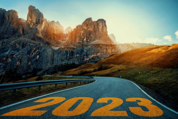 2023年新年のロードトリップ旅行や将来のビジョンコンセプト 高速道路と自然景観は 新鮮で成功したスタートのために2023の初めに幸せな新年のお祝いにつながる — ストック写真