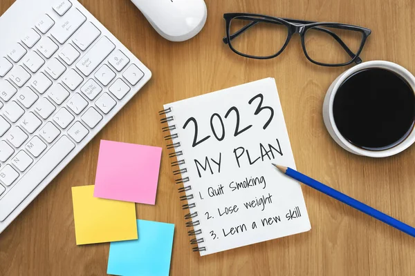 2023新年快乐目标列表和计划设定 商务办公室写字台 笔记本上有新年目标的计划列表和计划设定 变化和确定概念 — 图库照片