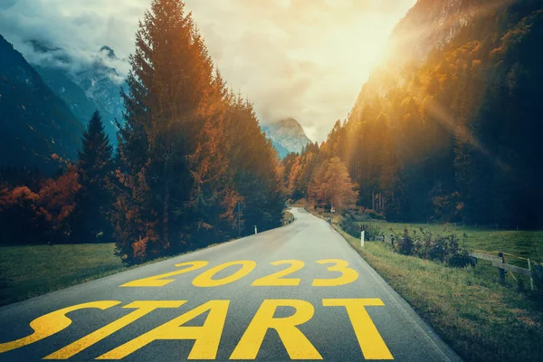 2023 Новогоднее Путешествие Концепция Будущего Природный Ландшафт Автомагистралью Ведущей Празднованию — стоковое фото