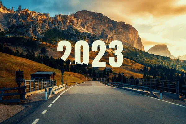 2023新年道路旅行及远景规划 自然美景与高速公路通向快乐新年的道路在2023年初迎来了一个崭新而又成功的开始 — 图库照片