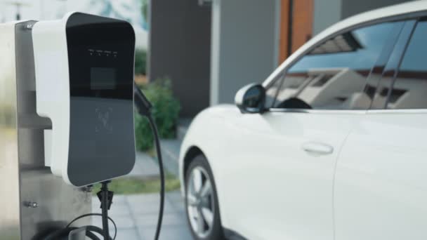 家居充电站为电动车提供环保的可持续电力供应 电动汽车未来绿色能源贮存的渐进概念 — 图库视频影像